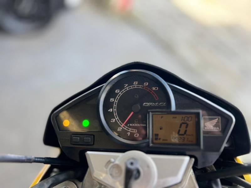 HONDA - CB 300R - 2011/2011 - Dourada - R$ 12.900,00