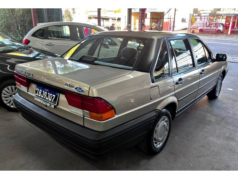 FORD - VERSAILLES - 1993/1994 - Dourada - R$ 38.900,00