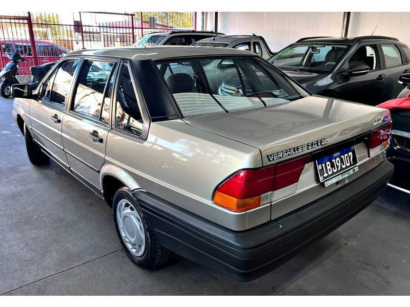 FORD - VERSAILLES - 1993/1994 - Dourada - R$ 35.900,00