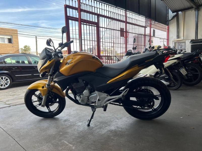 HONDA - CB 300R - 2011/2011 - Dourada - R$ 12.900,00