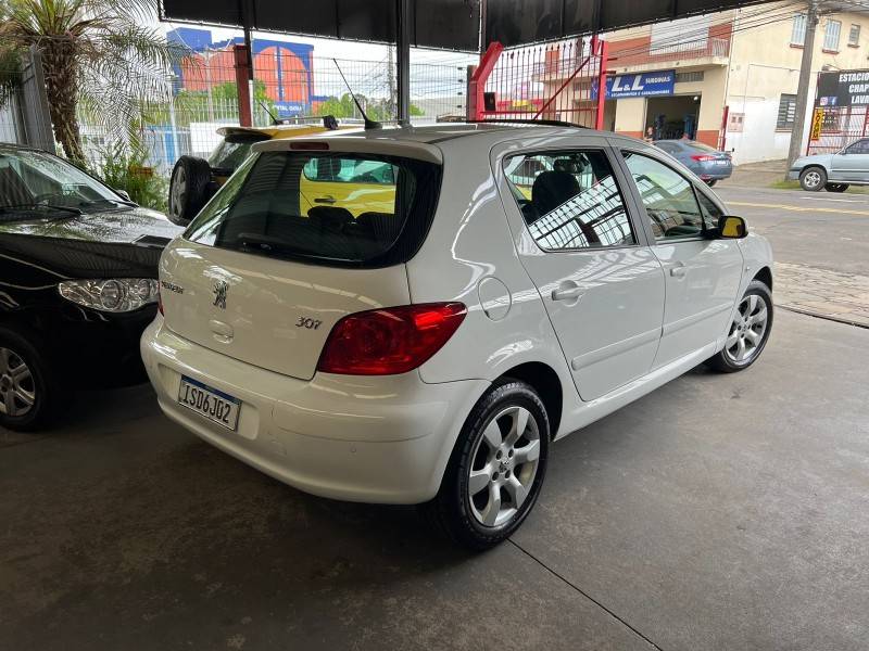 PEUGEOT - 307 - 2011/2012 - Branca - R$ 31.900,00