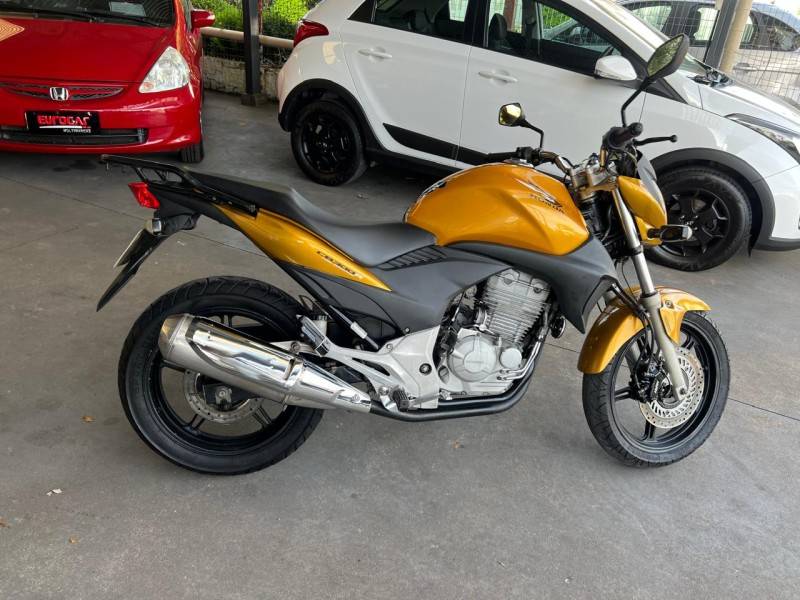 HONDA - CB 300R - 2011/2011 - Dourada - R$ 12.900,00