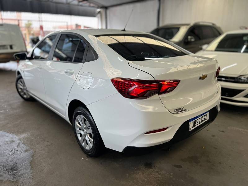 CHEVROLET - ONIX - 2022/2023 - Branca - R$ 69.900,00