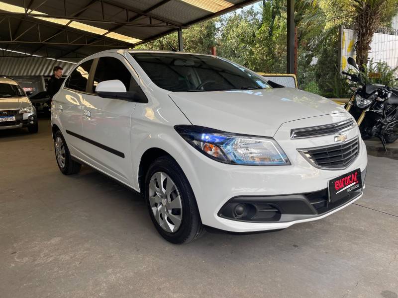 CHEVROLET - ONIX - 2014/2015 - Branca - R$ 49.900,00