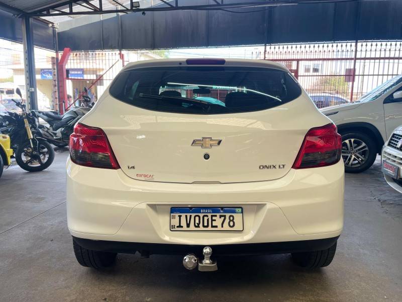 CHEVROLET - ONIX - 2014/2015 - Branca - R$ 49.900,00