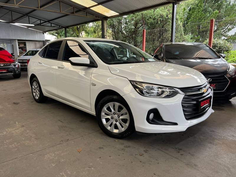 CHEVROLET - ONIX - 2022/2023 - Branca - R$ 69.900,00