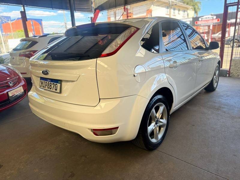 FORD - FOCUS - 2011/2011 - Branca - R$ 39.900,00