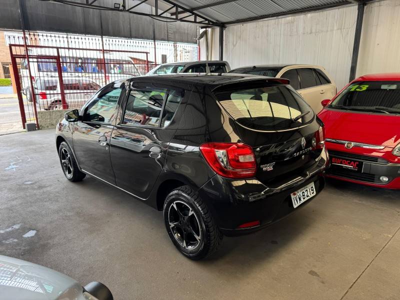 RENAULT - SANDERO - 2015/2015 - Preta - R$ 33.900,00