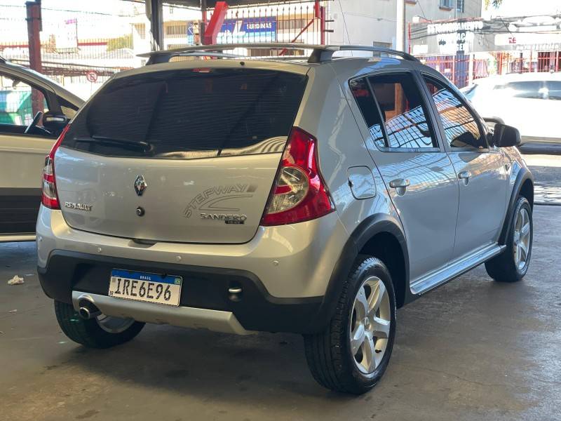 RENAULT - SANDERO - 2010/2011 - Prata - R$ 36.900,00