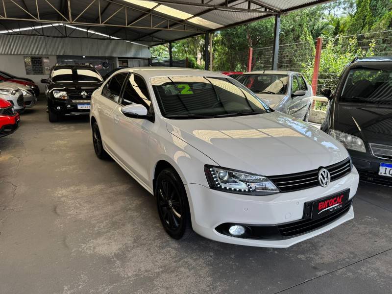 VOLKSWAGEN - JETTA - 2012/2012 - Branca - R$ 50.900,00