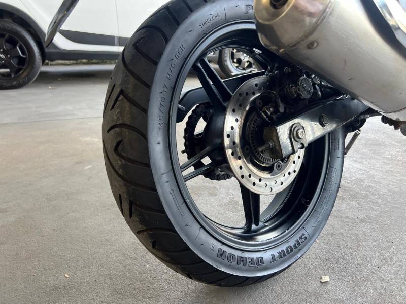 HONDA - CB 300R - 2011/2011 - Dourada - R$ 12.900,00
