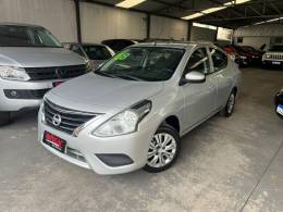 NISSAN - VERSA - 2017/2018 - Prata - R$ 42.900,00