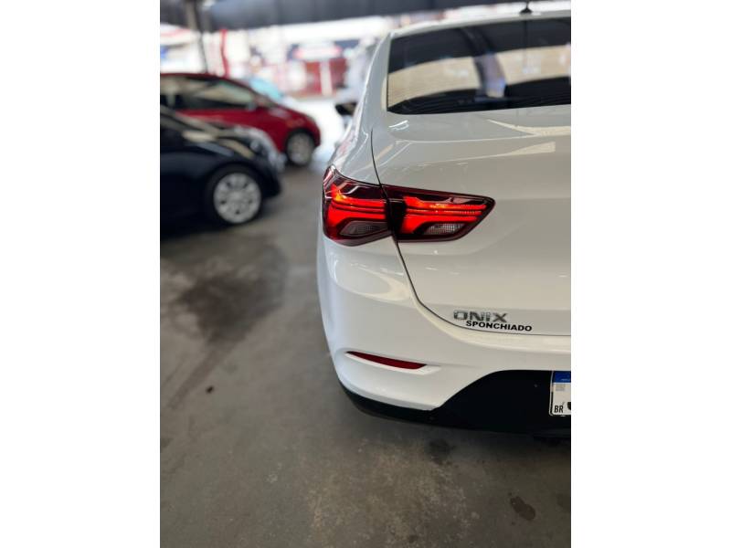 CHEVROLET - ONIX - 2022/2023 - Branca - R$ 69.900,00