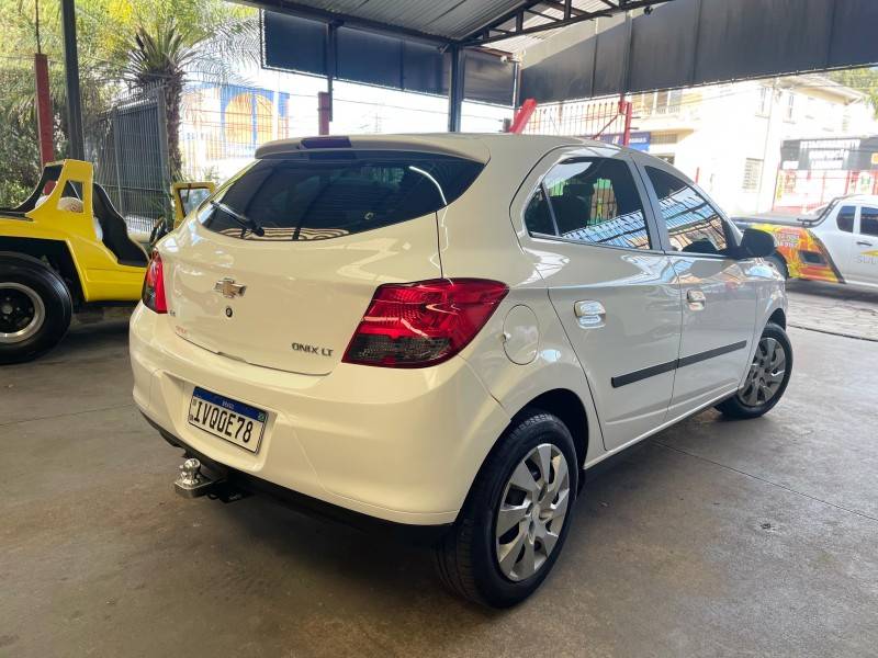 CHEVROLET - ONIX - 2014/2015 - Branca - R$ 49.900,00
