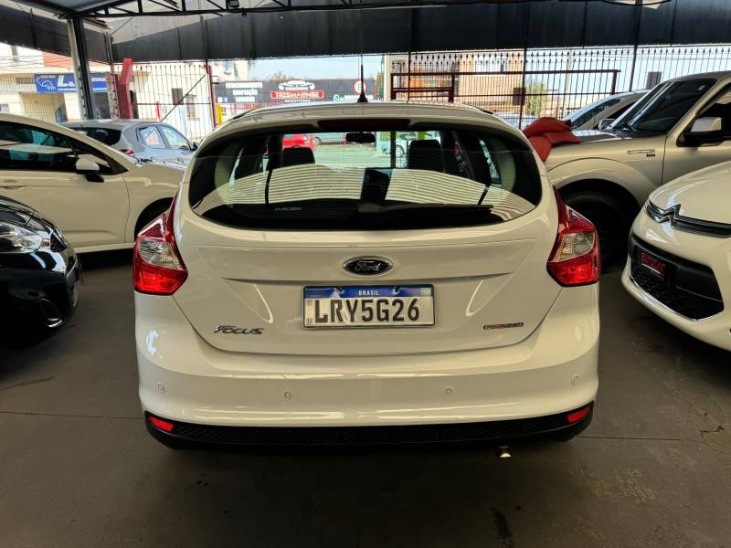 FORD - FOCUS - 2015/2015 - Branca - R$ 56.900,00