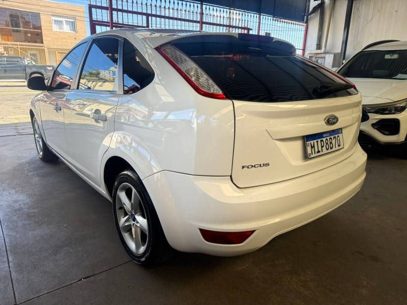 FORD - FOCUS - 2011/2011 - Branca - R$ 39.900,00