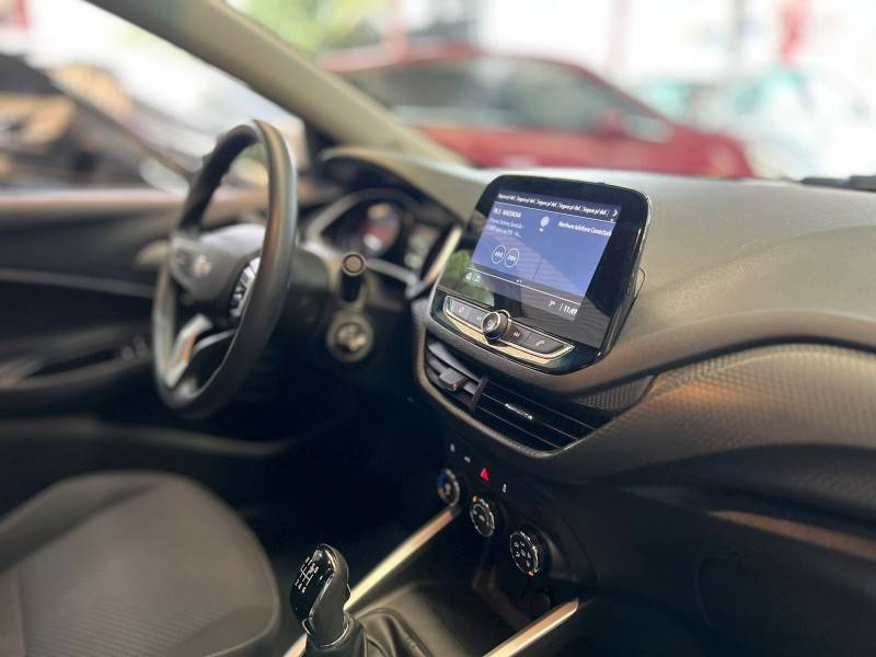 CHEVROLET - ONIX - 2022/2023 - Branca - R$ 69.900,00
