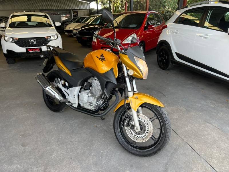 HONDA - CB 300R - 2011/2011 - Dourada - R$ 12.900,00
