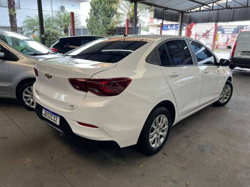 CHEVROLET - ONIX - 2022/2023 - Branca - R$ 69.900,00