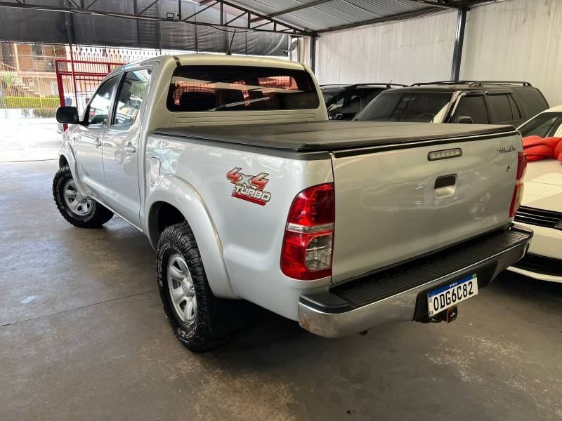 TOYOTA - HILUX - 2012/2012 - Prata - R$ 109.900,00