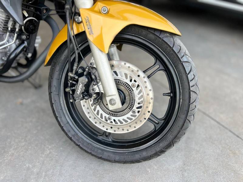 HONDA - CB 300R - 2011/2011 - Dourada - R$ 12.900,00