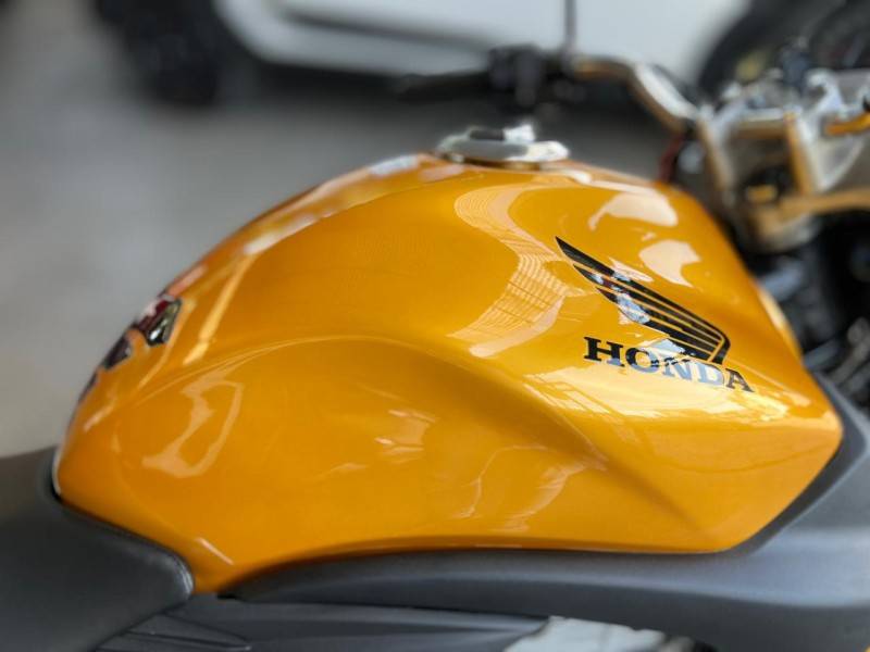 HONDA - CB 300R - 2011/2011 - Dourada - R$ 12.900,00
