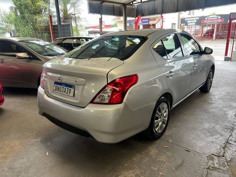 NISSAN - VERSA - 2017/2018 - Prata - R$ 42.900,00