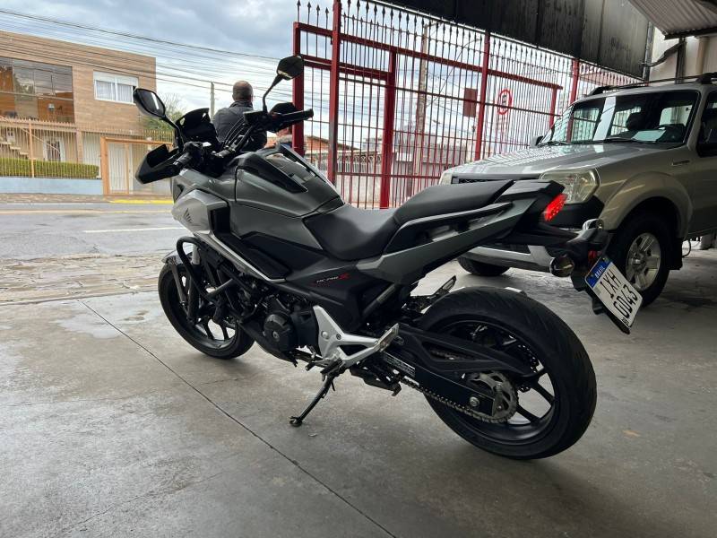 HONDA - NC 750X - 2016/2016 - Prata - R$ 39.900,00