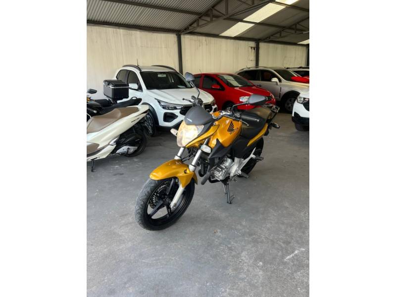 HONDA - CB 300R - 2011/2011 - Dourada - R$ 12.900,00